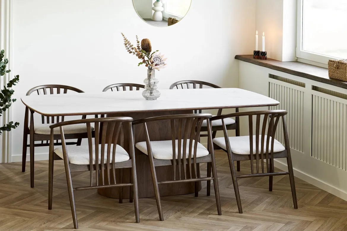 Esstisch Myrvika - dunkelbraunes Holz mit Steinoptik