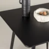 Esstisch Narma - ein schwarzer Tisch mit quadratischer Tischplatte