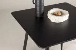 Esstisch Narma - ein schwarzer Tisch mit quadratischer Tischplatte