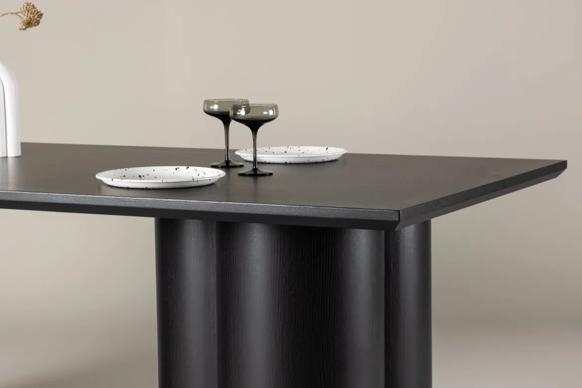 Esstisch Nary - verbindet modernes Design mit zeitloser Eleganz