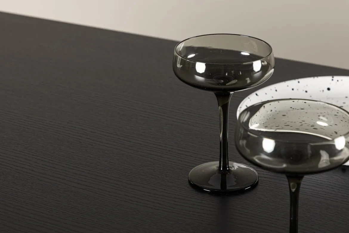 Esstisch Nary - verbindet modernes Design mit zeitloser Eleganz