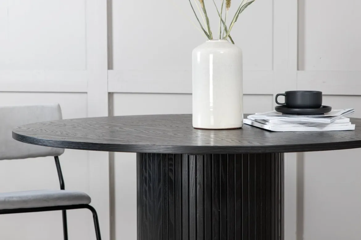 Esstisch Nuvani - mit robusten Gestell im gerippten Design