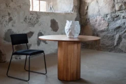 Esstisch Nuvani - mit robusten Gestell im gerippten Design
