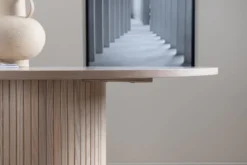 Esstisch Nuvani - mit robusten Gestell im gerippten Design