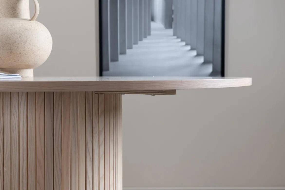 Esstisch Nuvani - mit robusten Gestell im gerippten Design