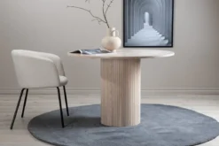 Esstisch Nuvani - mit robusten Gestell im gerippten Design