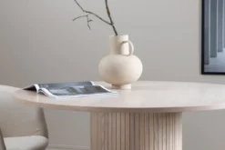 Esstisch Nuvani - mit robusten Gestell im gerippten Design
