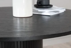 Esstisch Nuvani - mit robusten Gestell im gerippten Design