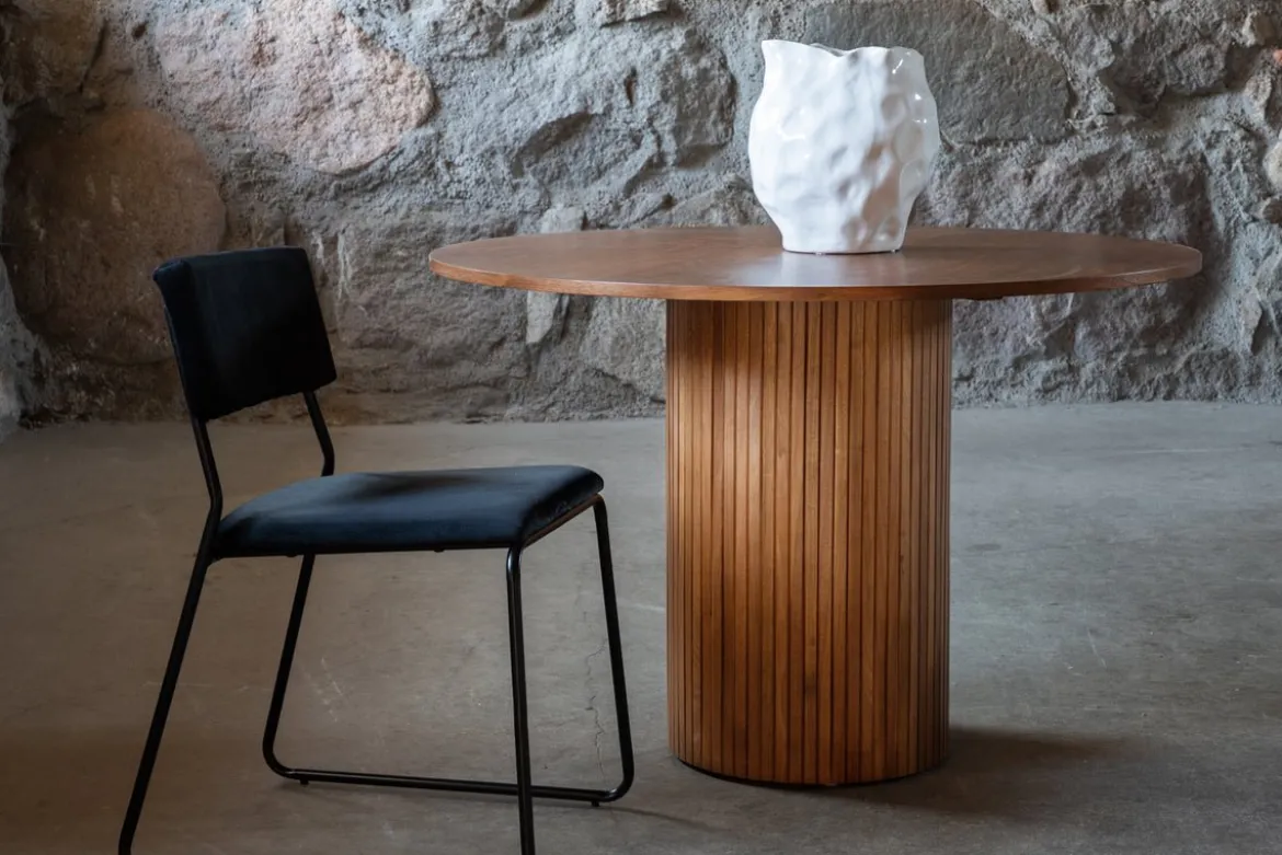 Esstisch Nuvani - mit robusten Gestell im gerippten Design