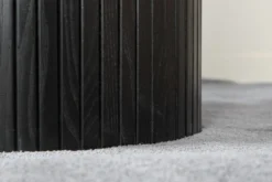 Esstisch Nuvani - mit robusten Gestell im gerippten Design
