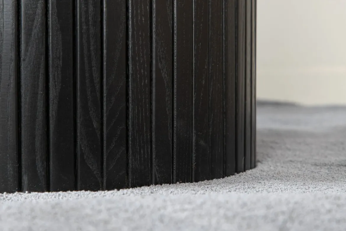 Esstisch Nuvani - mit robusten Gestell im gerippten Design