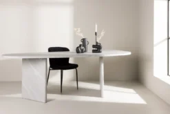 Esstisch Oaky - ein eleganter Tisch in ovaler Form