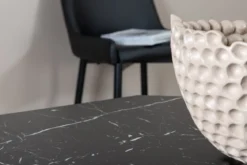 Esstisch Orani - ruht auf einem robusten Rahmen, der Stabilität und Design vereint