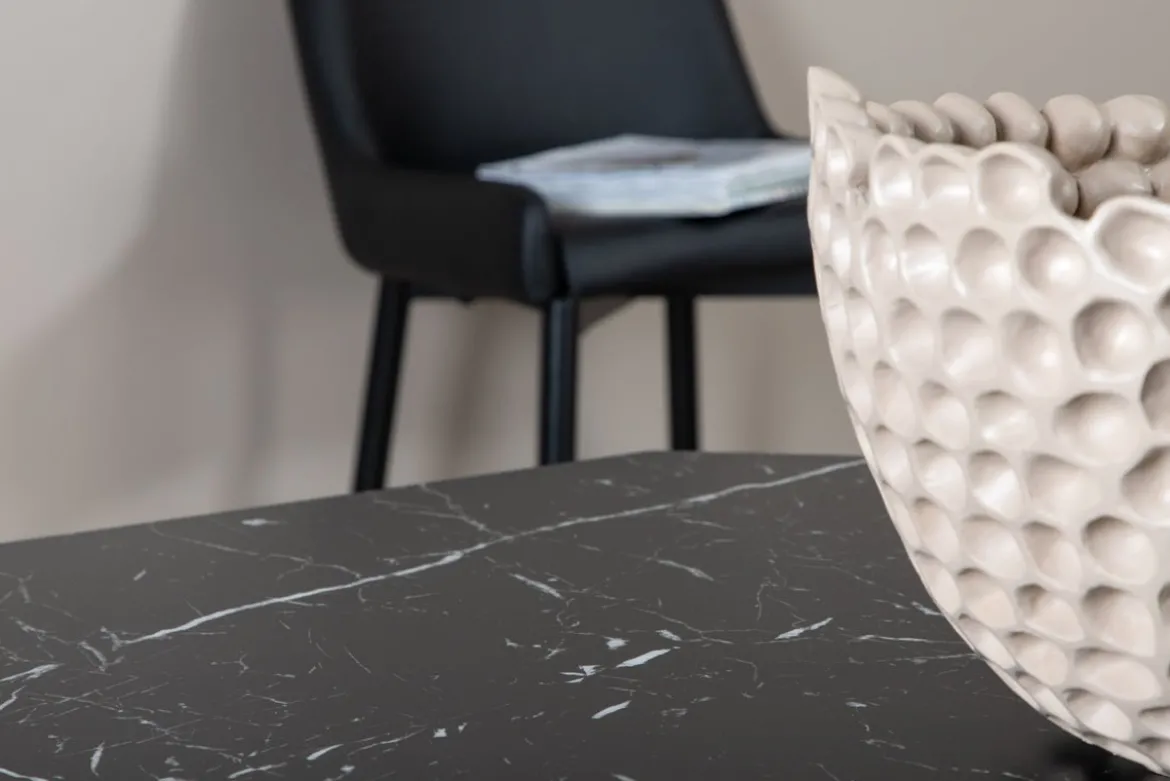 Esstisch Orani - ruht auf einem robusten Rahmen, der Stabilität und Design vereint