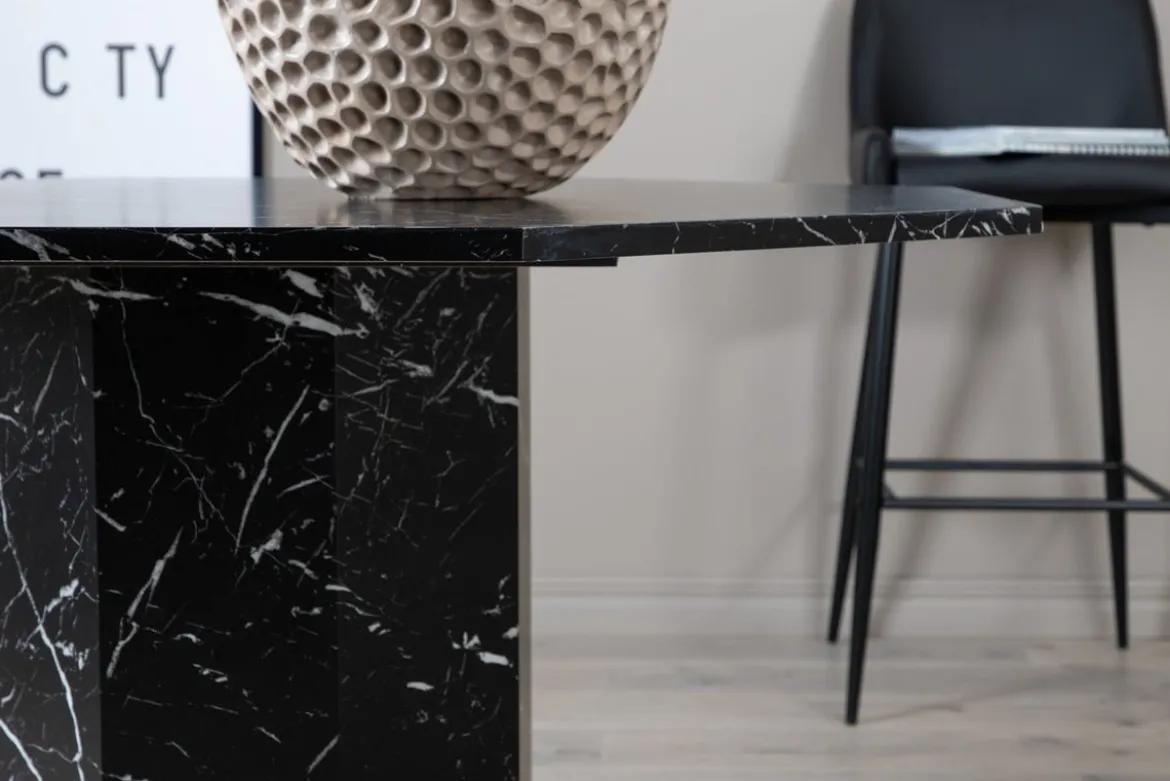 Esstisch Orani - ruht auf einem robusten Rahmen, der Stabilität und Design vereint
