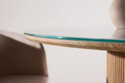 Esstisch Orlén – Runder Design-Esstisch Ø120 cm mit Glasplatte und geriffeltem Fuß