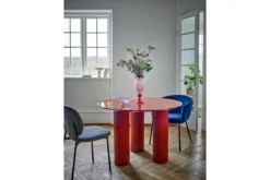 Esstisch Rufia – Skulpturales Design in Rot