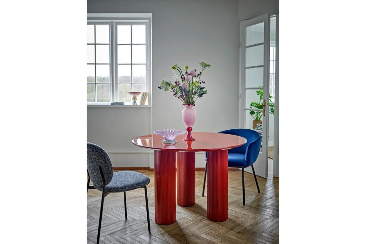 Esstisch Rufia – Skulpturales Design in Rot