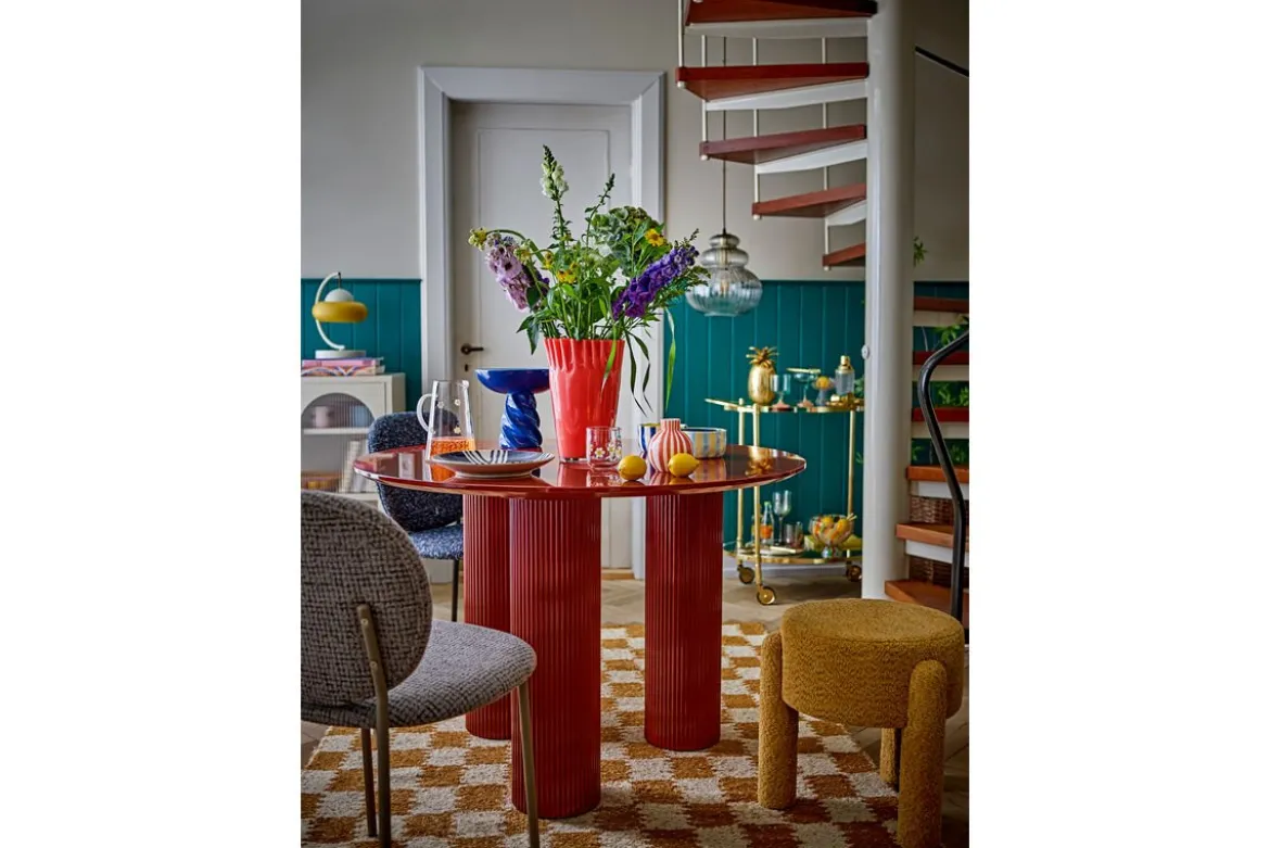 Esstisch Rufia – Skulpturales Design in Rot