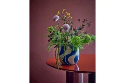 Esstisch Rufia – Skulpturales Design in Rot