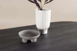 Esstisch Veyla - ein ovaler Esstisch in elegantem Schwarz