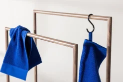 Garderobe Fioran – Minimalistischer Kleiderständer in Mocca-Holzoptik