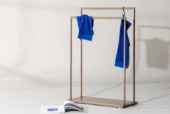 Garderobe Fioran – Minimalistischer Kleiderständer in Mocca-Holzoptik