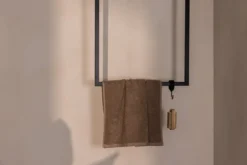 Garderobe/Handtuchhalter Tensi – Minimalistisches Design zur Deckenmontage