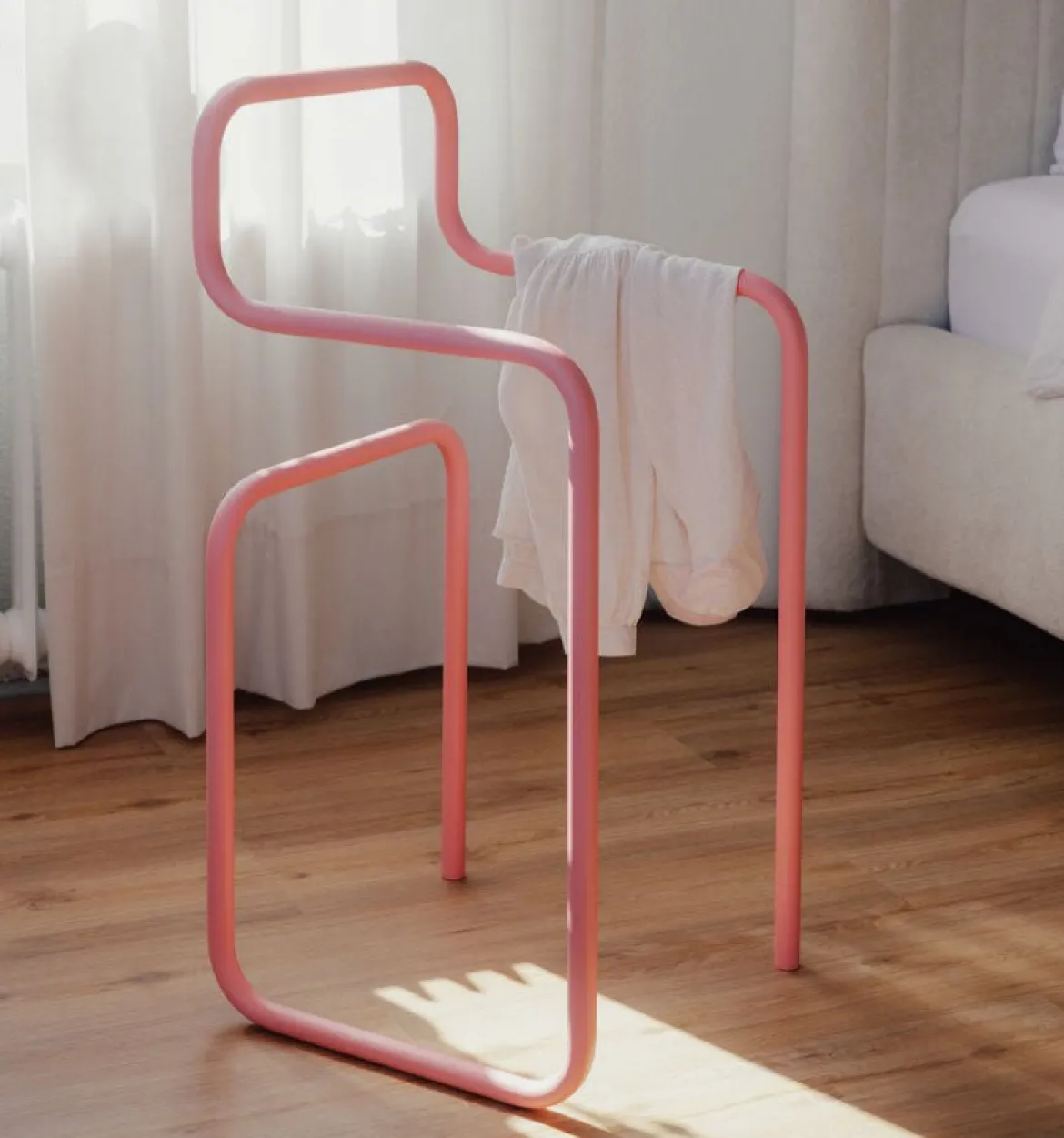 Garderobe James – Minimalistischer Herrendiener im Stuhl-Design