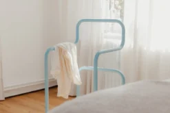 Garderobe James – Minimalistischer Herrendiener im Stuhl-Design