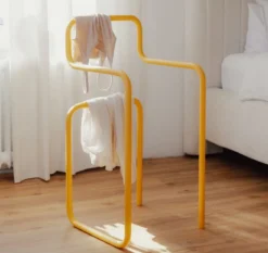 Garderobe James – Minimalistischer Herrendiener im Stuhl-Design
