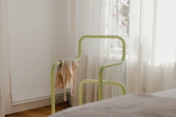 Garderobe James – Minimalistischer Herrendiener im Stuhl-Design
