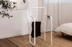 Garderobe James – Minimalistischer Herrendiener im Stuhl-Design