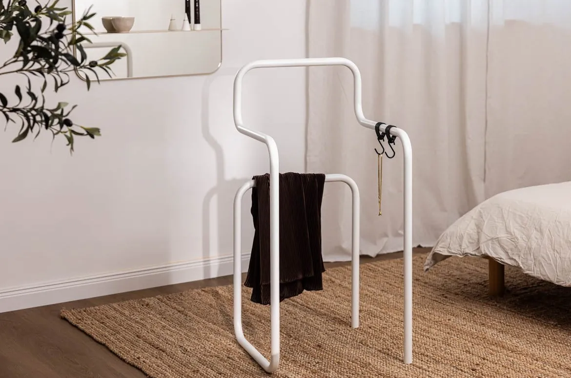 Garderobe James – Minimalistischer Herrendiener im Stuhl-Design