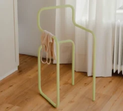 Garderobe James – Minimalistischer Herrendiener im Stuhl-Design