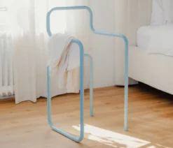 Garderobe James – Minimalistischer Herrendiener im Stuhl-Design