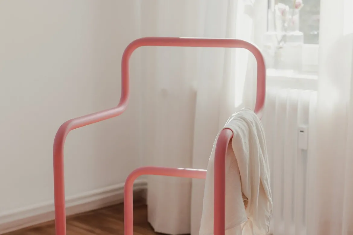 Garderobe James – Minimalistischer Herrendiener im Stuhl-Design