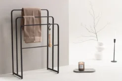 Garderobe Neyor – Dreistufiges Design in Schwarz