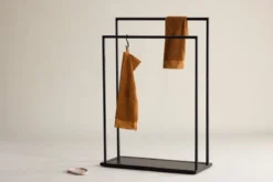 Garderobe Norello – Minimalistischer Kleiderständer aus Stahl