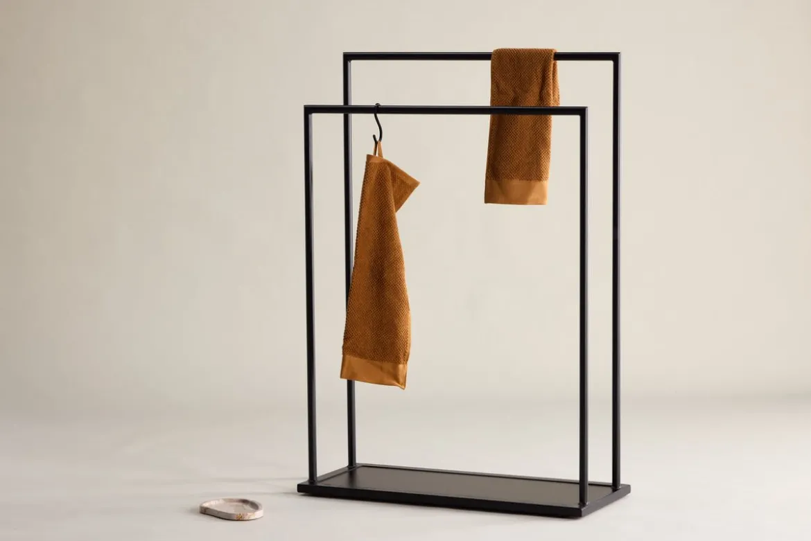 Garderobe Norello – Minimalistischer Kleiderständer aus Stahl