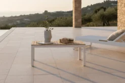 Garten Couchtisch Alanu - ein Materialmix aus Aluminium und Teakholz