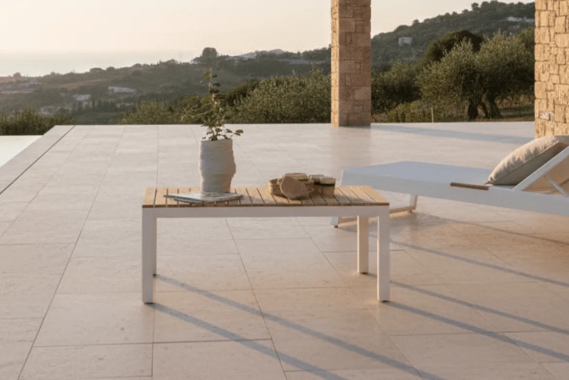 Garten Couchtisch Alanu - ein Materialmix aus Aluminium und Teakholz