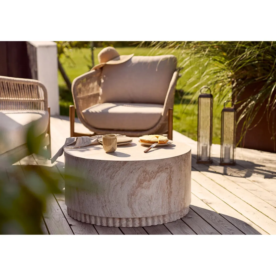 Garten Couchtisch Caluna – mit geriffelter Basis aus Faserlehm in Naturton