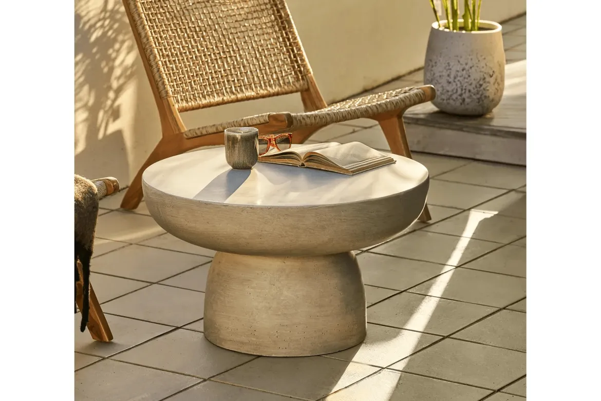 Garten Couchtisch Stonea – in skulpturaler Form aus Faserlehm in Grau