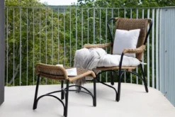 Garten- Loungesessel Asia - mit schwarzem Gestell und hellen Kissen
