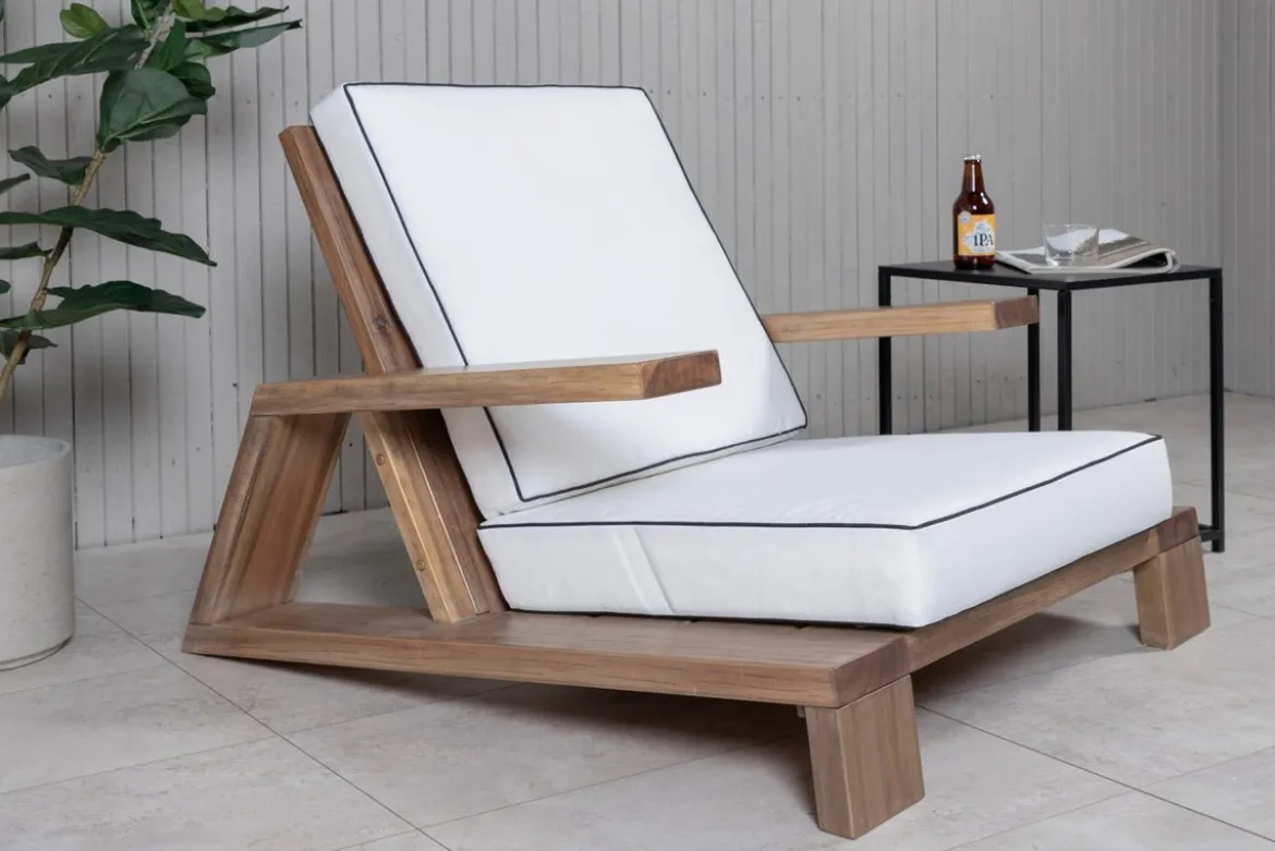 Garten-Loungesessel Daria - aus Akazienholz mit weißen Kissen