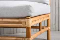 Garten Loungesessel Rob – handgeflochtenes Design mit hellgrauen Kissen