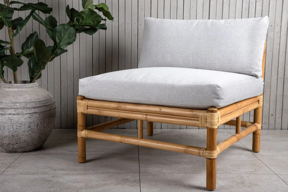 Garten Loungesessel Rob – handgeflochtenes Design mit hellgrauen Kissen