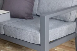 Garten Loungeset Kreta – 4-teiliges Set mit Tisch & dunkelgrauen Kissen