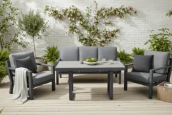 Garten Loungeset Kreta – 4-teiliges Set mit Tisch & dunkelgrauen Kissen